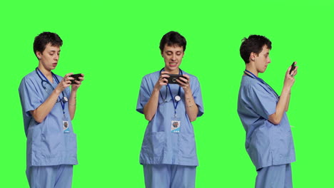 Arzthelferin-Spielt-Mobile-Videospiele-Auf-Smartphone-App